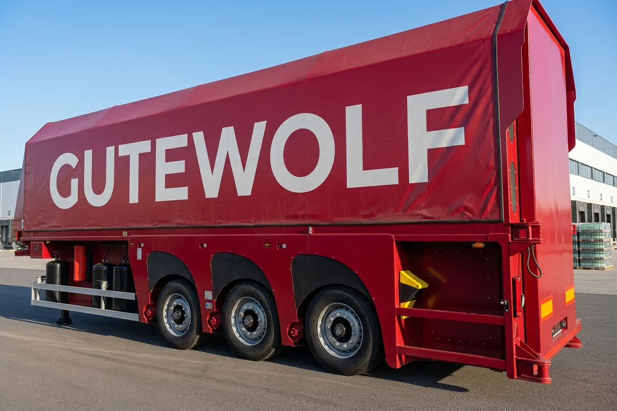 Красный полуприцеп стекловоз GuteWolf Стандарт на площадке завода, вид сбоку