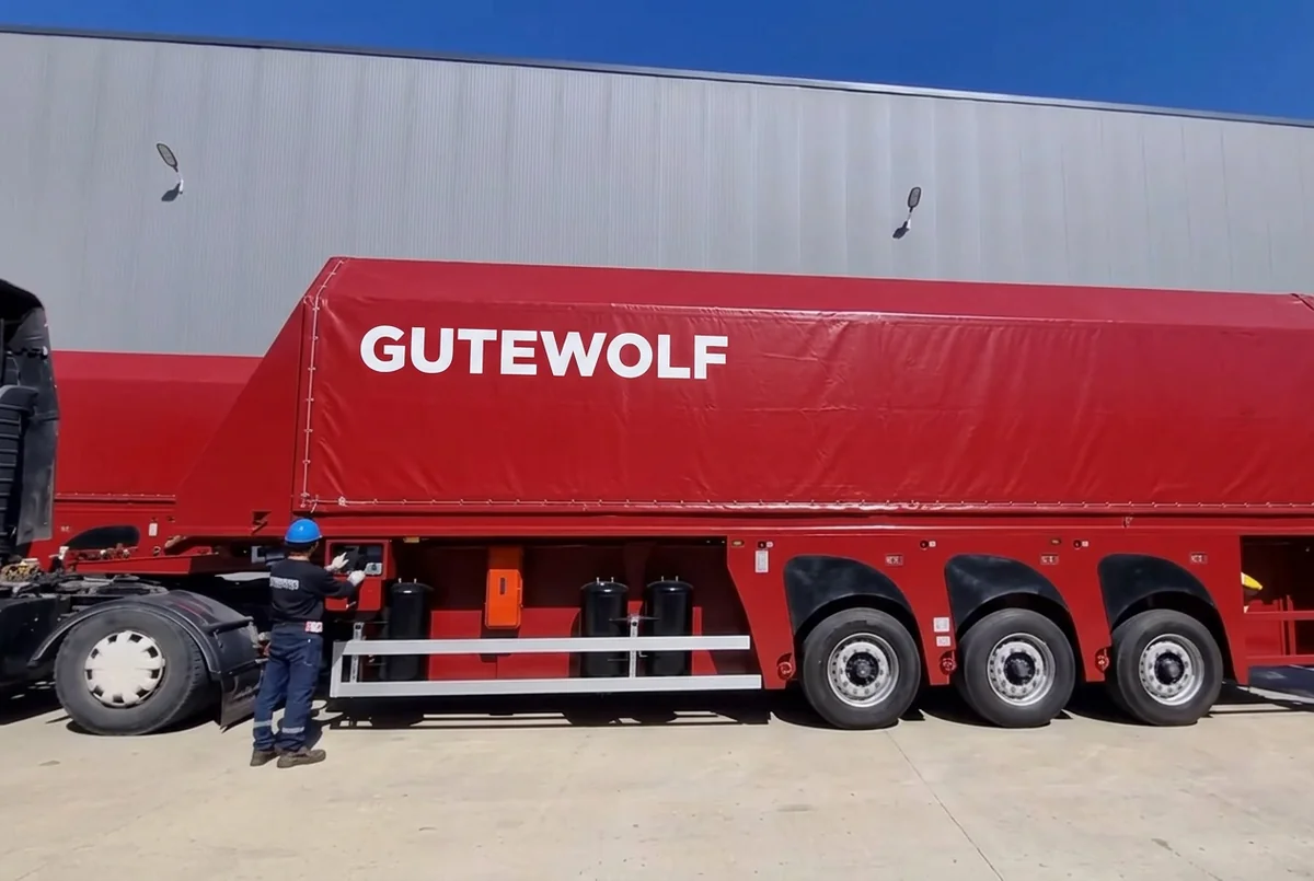 Полуприцеп стекловоз GuteWolf вид сбоку с тягачом