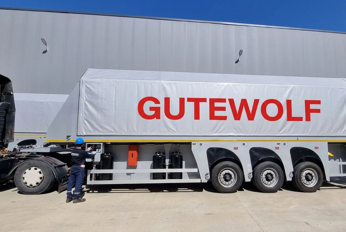 Полуприцеп стекловоз GuteWolf вид сбоку с тягачом